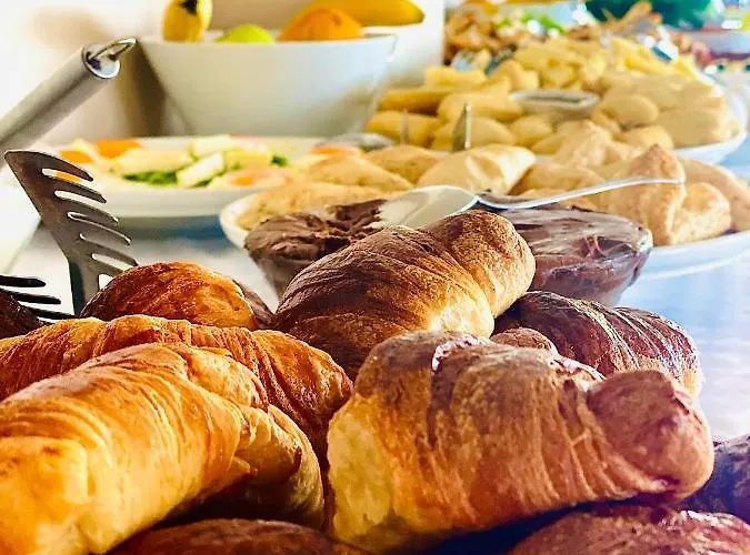 多多纳酒店 Sarandë